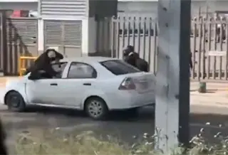Hombre viaja sobre el cofre de un veh&iacute;culo tras pleito vial en la M&eacute;xico-Quer&eacute;taro