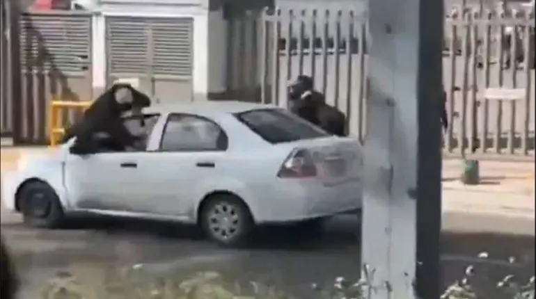 Hombre viaja sobre el cofre de un veh&iacute;culo tras pleito vial en la M&eacute;xico-Quer&eacute;taro