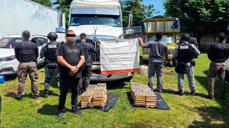 Aseguran 171 kilos de coca&iacute;na ocultos en un tractocami&oacute;n en Chiapas