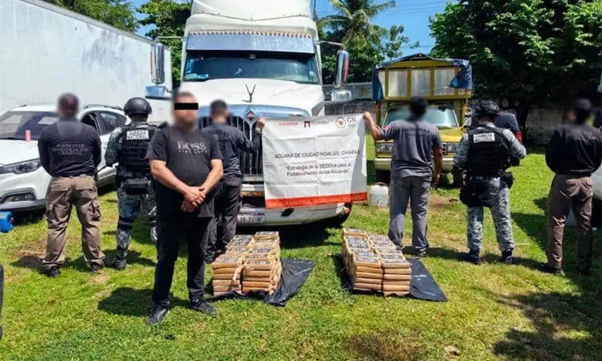 Aseguran 171 kilos de cocaína ocultos en un tractocamión en Chiapas