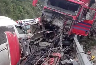 Tr&aacute;iler embiste veh&iacute;culos en la autopista San Crist&oacute;bal-Tuxtla