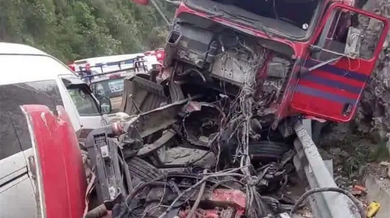 Tr&aacute;iler embiste veh&iacute;culos en la autopista San Crist&oacute;bal-Tuxtla