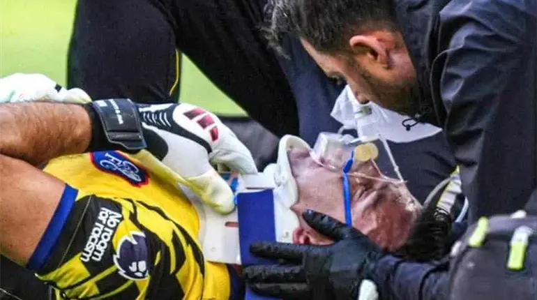 Emiliano "Dibu" Mart&iacute;nez sufri&oacute; fuerte choque en el duelo ante Evento y tuvo que ser trasladado a un hospital
