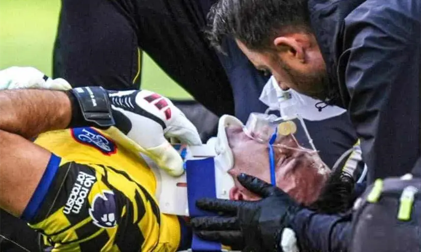 Emiliano "Dibu" Martínez sufrió fuerte choque en el duelo ante Evento y tuvo que ser trasladado a un hospital