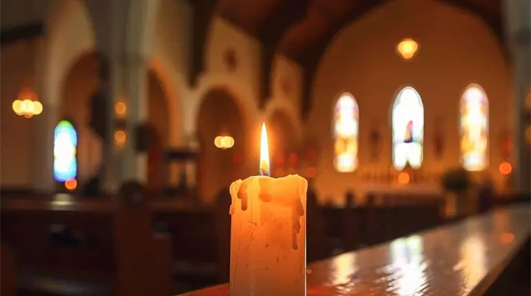 Padre TikTokero invita a bendecir velas previo a las actividades tradicionales por el D&iacute;a de Muertos