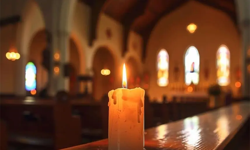Padre TikTokero invita a bendecir velas previo a las actividades tradicionales por el Día de Muertos