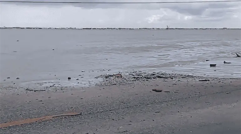 Oleaje provoca da&ntilde;os cerca de la caseta de cobro de Ciudad del Carmen