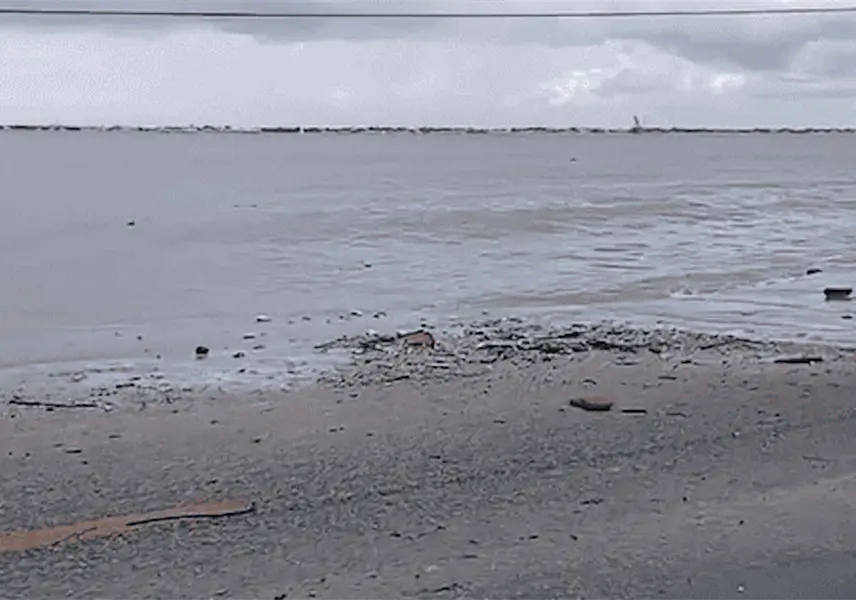 Oleaje provoca daños cerca de la caseta de cobro de Ciudad del Carmen Oleaje provoca daños cerca de la caseta de cobro de Ciudad del Carmen