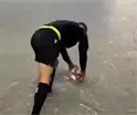 Se viraliza video de &aacute;rbitro checando bote del bal&oacute;n en campo inundado en Espa&ntilde;a