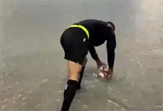 Se viraliza video de &aacute;rbitro checando bote del bal&oacute;n en campo inundado en Espa&ntilde;a