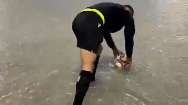 Se viraliza video de un &aacute;rbitro checando el bote del bal&oacute;n en un campo inundado para un juego en Espa&ntilde;a