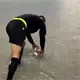 Se viraliza video de un &aacute;rbitro checando el bote del bal&oacute;n en un campo inundado para un juego en Espa&ntilde;a