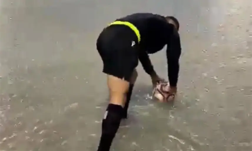 Se viraliza video de un árbitro checando el bote del balón en un campo inundado para un juego en España