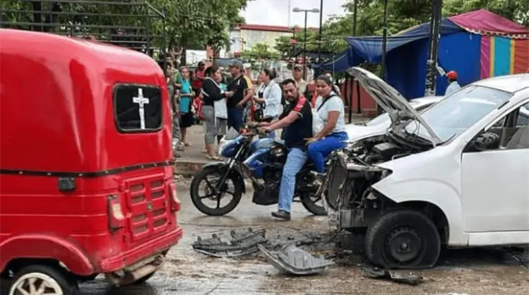 Explosi&oacute;n de cohetes deja un joven lesionado en San Carlos, Macuspana