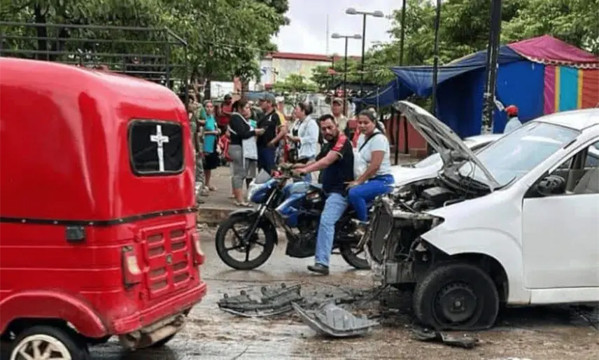 Explosión de cohetes deja un joven lesionado en San Carlos, Macuspana