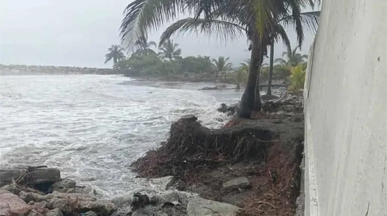 Padre &acute;Tiktokero&acute; advierte afectaciones por el avance del mar sobre la carretera en Chiltepec, Para&iacute;so