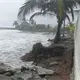Padre &acute;Tiktokero&acute; advierte afectaciones por el avance del mar sobre la carretera en Chiltepec, Para&iacute;so