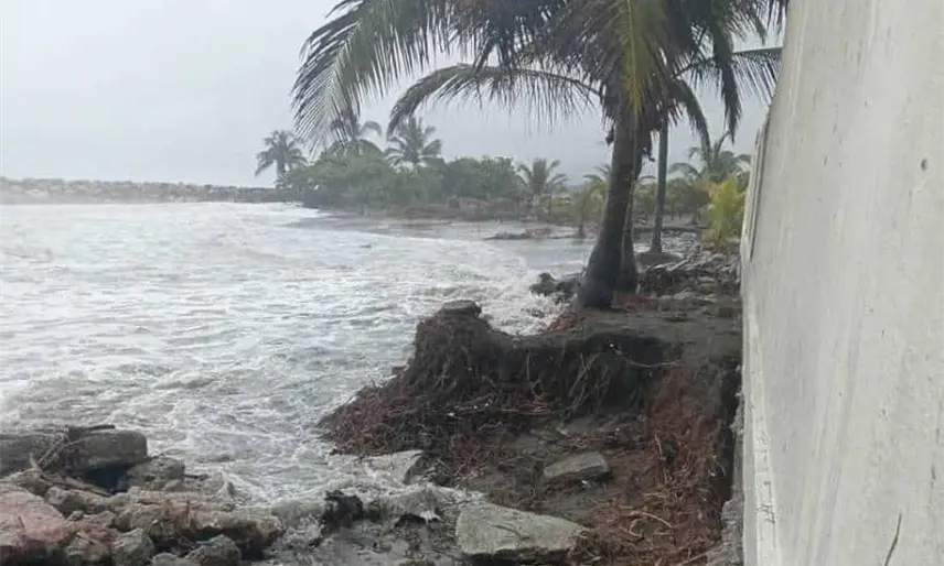 Padre ´Tiktokero´ advierte afectaciones por el avance del mar sobre la carretera en Chiltepec, Paraíso