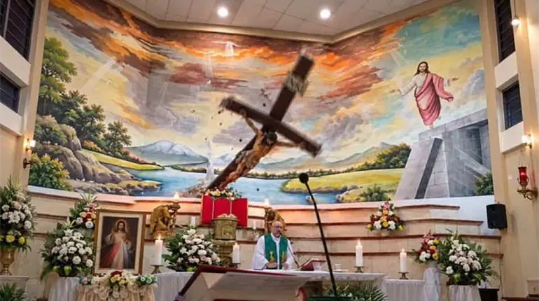 Muere sacerdote en plena misa tras caerle una cruz en Ecuador