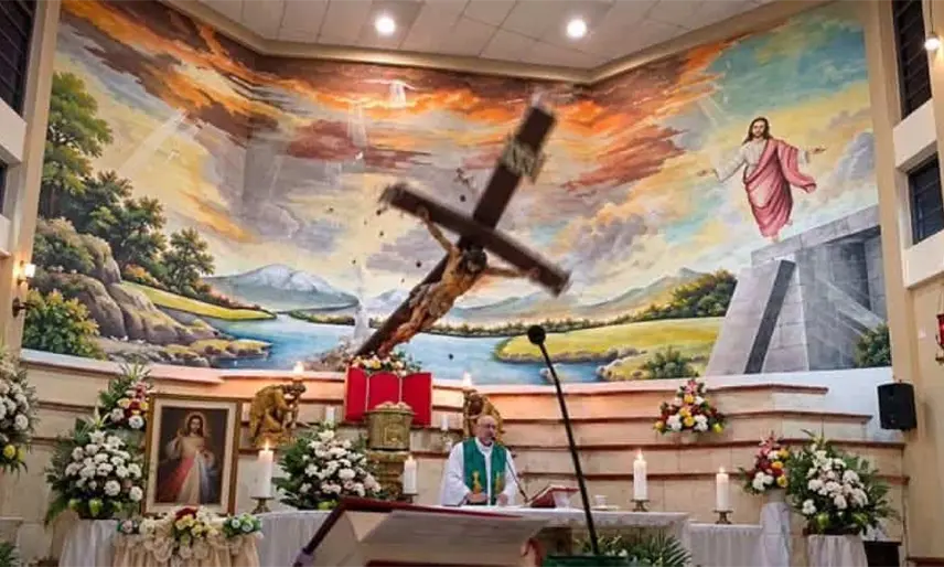 Muere sacerdote en plena misa tras caerle una cruz en Ecuador