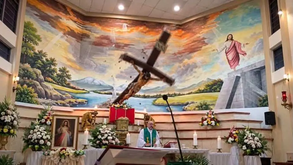 Muere sacerdote en plena misa tras caerle una cruz en Ecuador Muere sacerdote en plena misa tras caerle una cruz en Ecuador