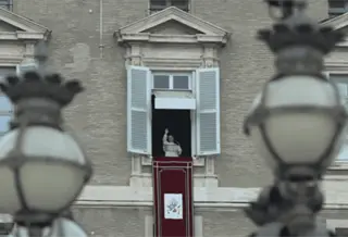 Le&oacute;n XIV saluda a los fieles en el Vaticano tras recibir el alta m&eacute;dica