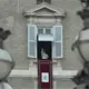 Le&oacute;n XIV saluda a los fieles en el Vaticano tras recibir el alta m&eacute;dica
