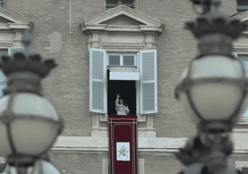 León XIV saluda a los fieles en el Vaticano tras recibir el alta médica León XIV saluda a los fieles en el Vaticano tras recibir el alta médica