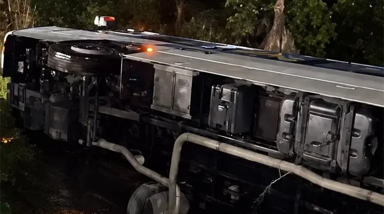 Vuelca autob&uacute;s de Walmart con 40 trabajadores a la altura de Macultepec en la Frontera-Villahermosa