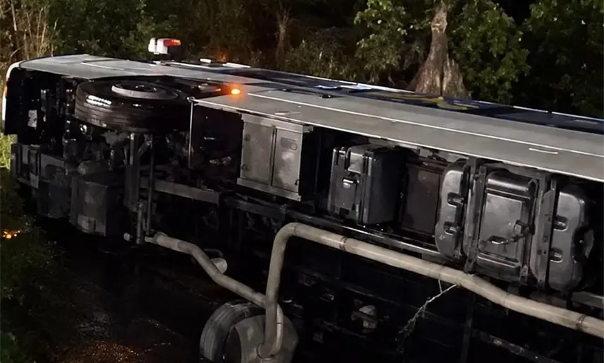 Vuelca autobús de Walmart con 40 trabajadores a la altura de Macultepec en la Frontera-Villahermosa