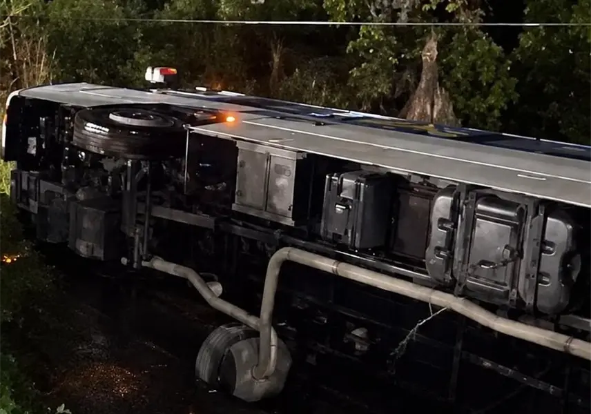 Vuelca autobús de Walmart con 40 trabajadores a la altura de Macultepec en la Frontera-Villahermosa Vuelca autobús de Walmart con 40 trabajadores a la altura de Macultepec en la Frontera-Villahermosa