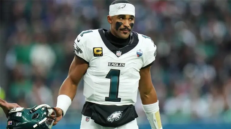 Jalen Hurts, quarterback de Philadelphia, estar&aacute; fuera de acci&oacute;n por varias semanas por un co&aacute;gulo sangu&iacute;neo