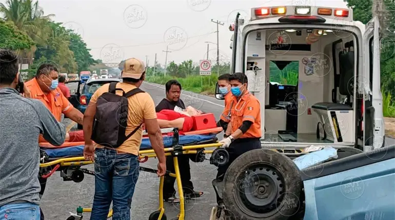 Una mujer herida y da&ntilde;os materiales deja aparatosa volcadura en la Frontera – Villahermosa
