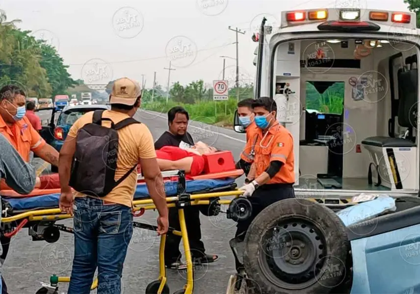 Una mujer herida y da&ntilde;os materiales deja aparatosa volcadura en la Frontera – Villahermosa