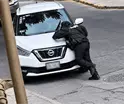 Conductora embiste a mujer polic&iacute;a para darse a la fuga en Guanajuato