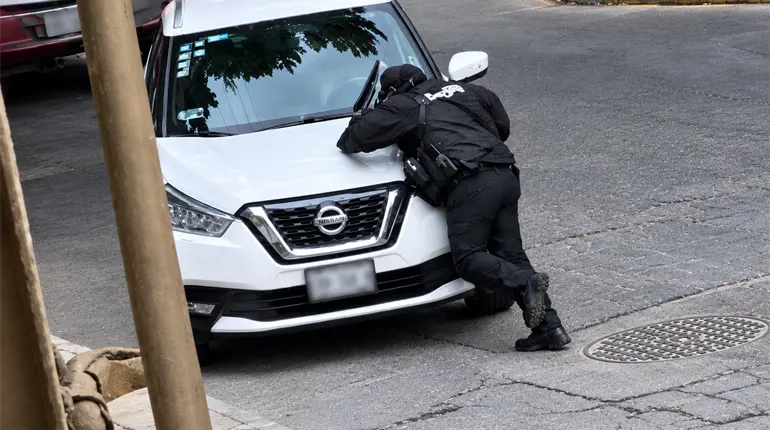 Conductora embiste a mujer polic&iacute;a para darse a la fuga en Guanajuato