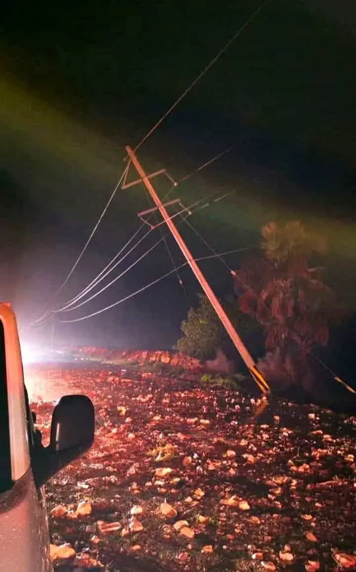 Reportan piedras y poste a punto de caerse en la carretera Carmen-Atasta, Campeche por fuerte oleaje