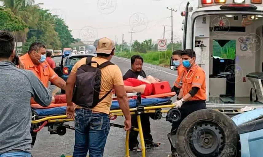 Una mujer herida y daños materiales deja aparatosa volcadura en la Frontera – Villahermosa