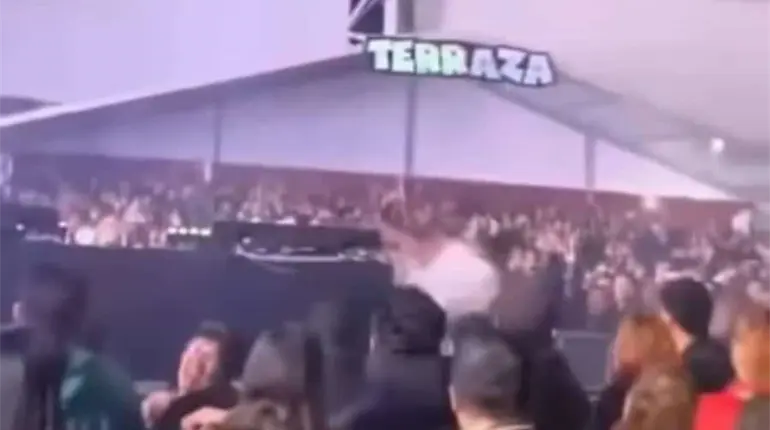 Jorge D&acute;Alessio sufre ca&iacute;da en pleno concierto de Matute y termina fracturado