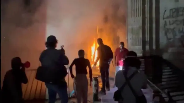 Vandalismo en Palacio de Gobierno y Congreso de Jalisco durante marcha por el agua