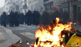 &iexcl;Cierren sus fronteras y tomen el control!": Trump tras protestas en Francia