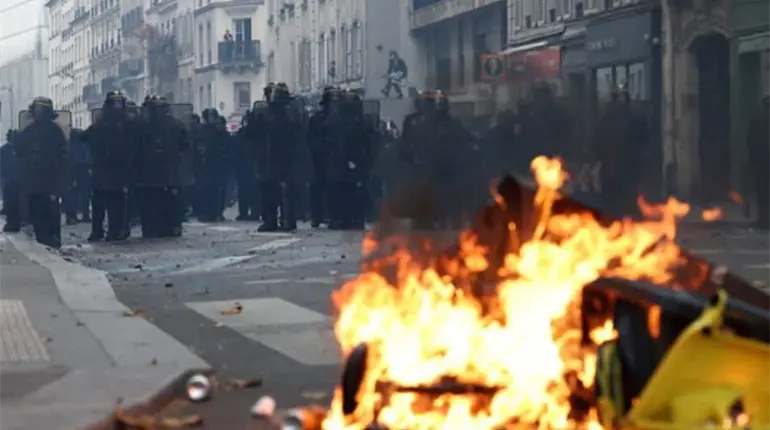 &iexcl;Cierren sus fronteras y tomen el control!": Trump tras protestas en Francia