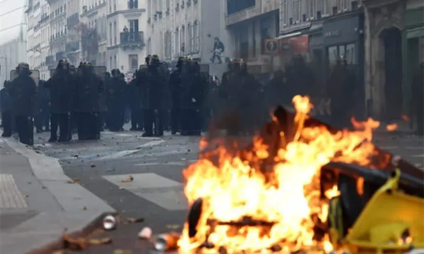 ¡Cierren sus fronteras y tomen el control!": Trump tras protestas en Francia