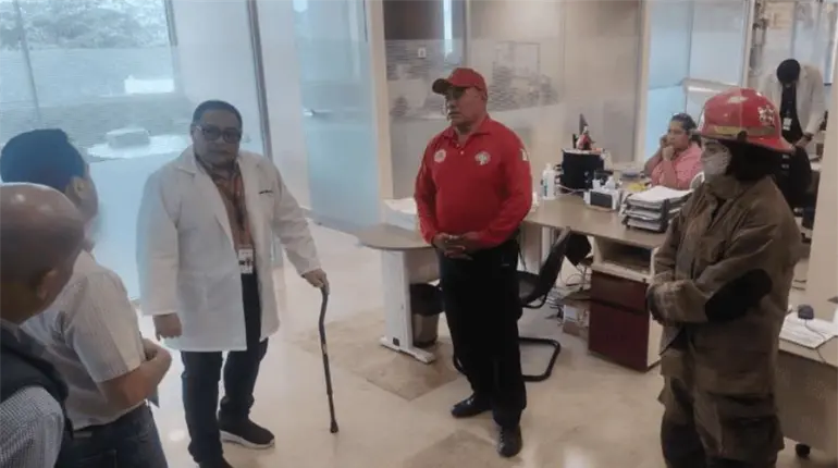 Evacuan hospital Dr. Daniel Gurr&iacute;a Urgell del ISSSTE en Tabasco por presunta fuga de gas