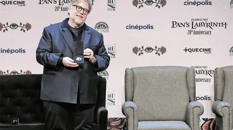 Guillermo del Toro se quiebra al se&ntilde;alar que generaciones han dejado un mundo arruinado