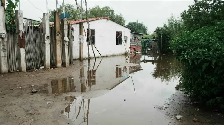 Entregan despensas a familias afectadas por lluvias en Para&iacute;so