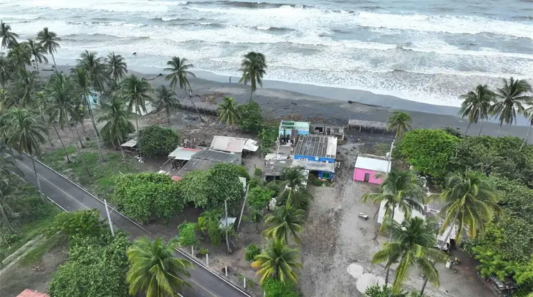 Informa May que iniciaron censo casa por casa para reubicar a familias costeras