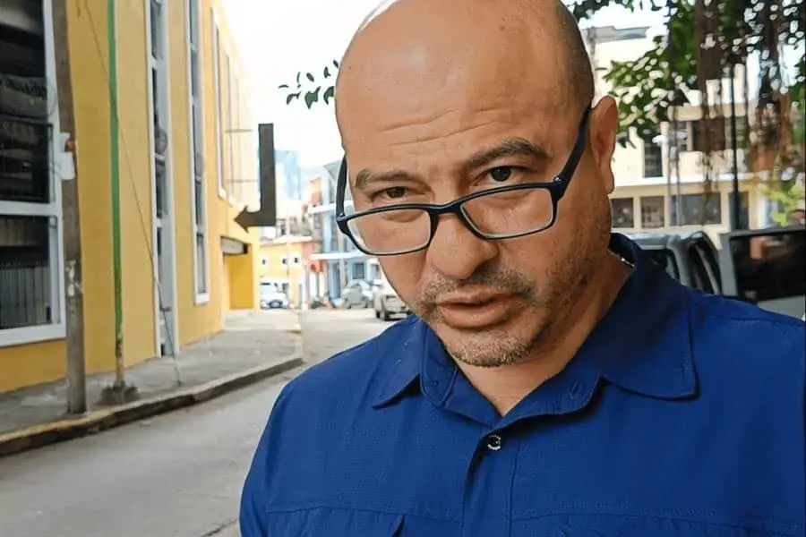 Chofer de Pep&iacute;n evita responder sobre acusaciones de favoritismo en Macuspana