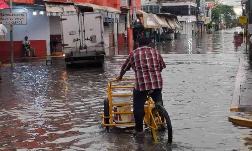 Reportan anegaciones en inmediaciones del mercado público Ignacio Gutiérrez Gómez de Paraíso tras las fuertes lluvias