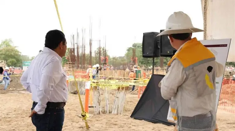 Javier May supervisa avances de construcci&oacute;n del nuevo Centro de Convenciones y C5